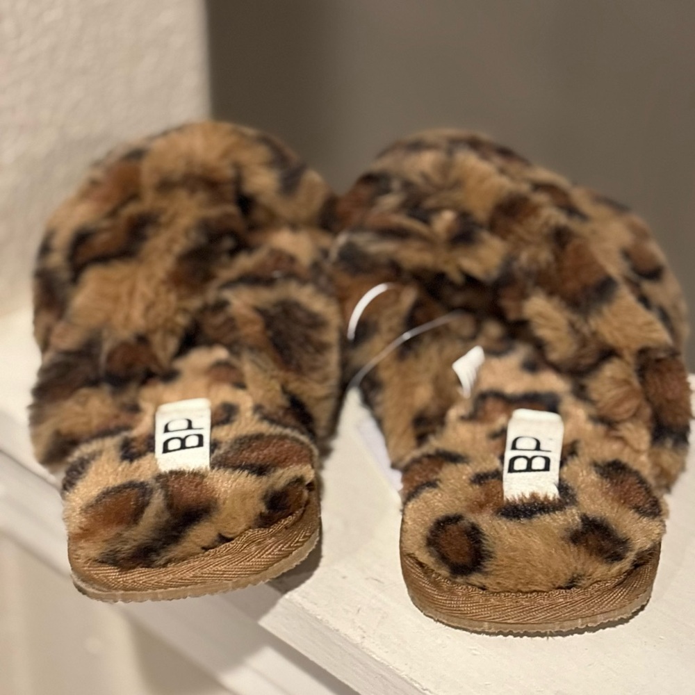NWT Women’s Size small 5/6 BP Criss Cross Faux Fur Slipper In Leopard Faux Fur - Picture 2 of 4